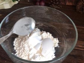 把面粉和淀粉放入大点的碗中，加入少许盐