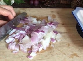 洋葱去皮后洗净，切成小丁
