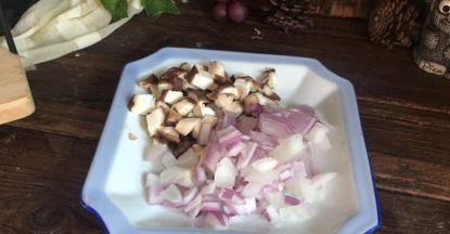 洋葱和香菇装入一起备用