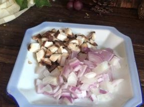 洋葱和香菇装入一起备用
