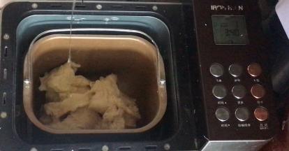 再把面团撕碎，加入玉米油