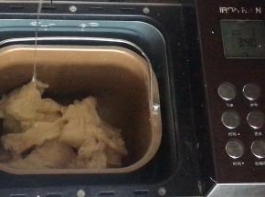 再把面团撕碎，加入玉米油