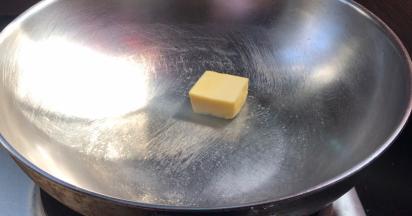 起锅放入黄油融化