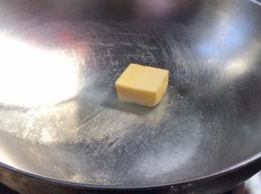 起锅放入黄油融化