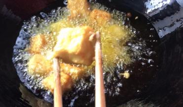 炸定型后再慢慢翻拌均匀