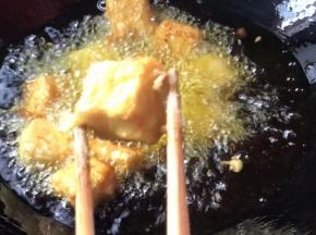 炸定型后再慢慢翻拌均匀