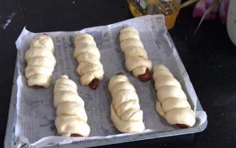 放入铺好油纸的烤盘上，密封发酵至两倍大