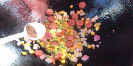 加入盐和胡椒粉，翻炒均匀至入味