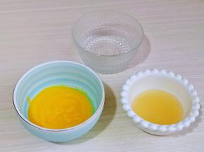 现在准备做镜面啦！芒果泥，化开的吉利丁粉，50g温水。