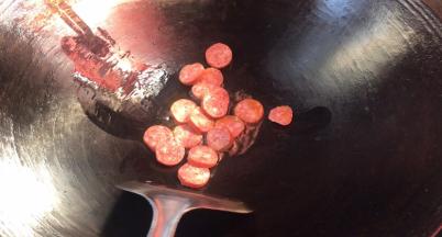 起锅热油，放入牛肉肠煎至两面金黄