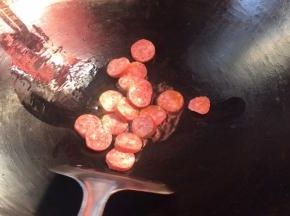 起锅热油，放入牛肉肠煎至两面金黄