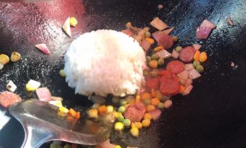 加入米饭，翻炒均匀至出香味，约3分钟