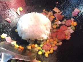 加入米饭，翻炒均匀至出香味，约3分钟