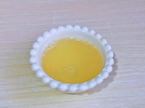 温水倒入化开的吉利丁粉中，充分搅拌均匀。