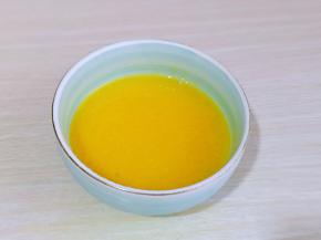 再与芒果泥混合，充分拌均匀。