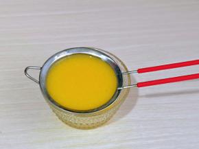 将镜面液过细筛。(不可以省略)