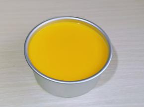 将镜面液淋在芒果慕斯蛋糕上面，特别细腻呀！再次放入冰箱冷藏6小时。(建议: 冷藏一夜最佳)