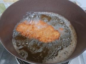 油重新加热后，中火复炸鸡排。复炸的目的是上色，炸至两面金黄捞出