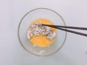 将沾满玉米淀粉的鸡排放入蛋液中，两面沾满蛋液