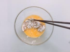 将沾满玉米淀粉的鸡排放入蛋液中，两面沾满蛋液