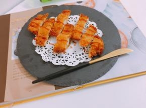 厨房用纸上控油片刻，切块，按个人喜欢可配沙拉酱、番茄酱或椒盐等调料趁热食用。