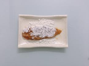 腌好的鸡胸肉，两面均匀裹上一层玉米淀粉