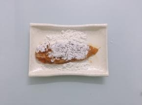 腌好的鸡胸肉，两面均匀裹上一层玉米淀粉