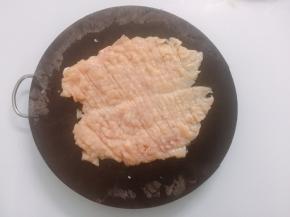 将鸡胸肉放在案板上，用刀背交叉敲打。轻轻敲，别敲断了。