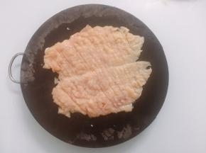 将鸡胸肉放在案板上，用刀背交叉敲打。轻轻敲，别敲断了。