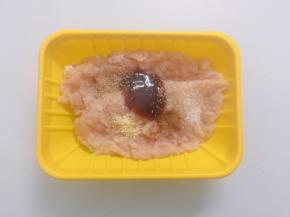 将蚝油、料酒、盐、鸡精、糖、胡椒粉倒入鸡胸肉，用手抓匀