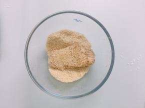 最后将鸡排放在面包糠里，两面均匀裹上面包糠，裹好后再轻轻按几下，使面包糠牢固在鸡排上