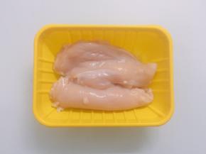 准备一块鸡胸肉，洗净对半切开，用厨房纸巾吸干水分备用