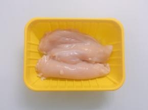 准备一块鸡胸肉，洗净对半切开，用厨房纸巾吸干水分备用