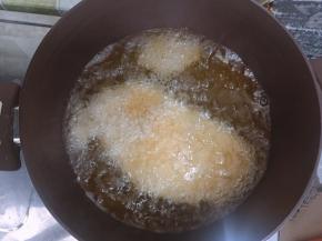 油预热至大约五成热，将鸡排放入。始终要保持中火，第一遍炸制是将鸡排制熟，炸至两面浅浅的黄色就可以捞出。