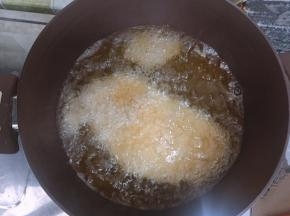 油预热至大约五成热，将鸡排放入。始终要保持中火，第一遍炸制是将鸡排制熟，炸至两面浅浅的黄色就可以捞出。