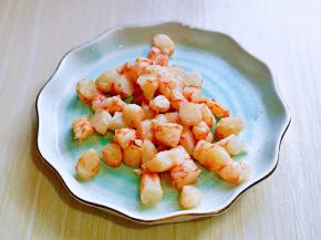 切好的虾仁放入盘中，加入十三香料酒抓拌均匀，腌制5分钟。