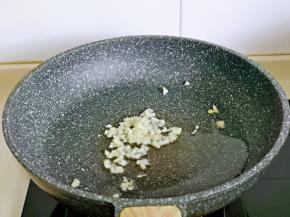 起油锅，加入切好的蒜末炒香。