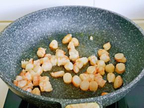 另起油锅，加入腌制好的虾仁煸炒。