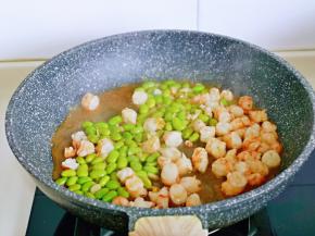 再加入炒熟的毛豆，快速翻炒1分钟关火出锅。