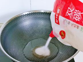 起油锅，加入白砂糖。