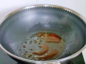 小火炒制白砂糖融化，至褐色。