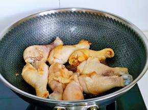 加入焯水的鸡腿，炒糖色。