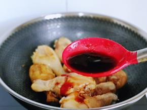 再加入蚝油，小火翻炒均匀。