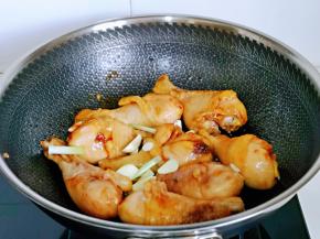 加入切好的葱姜蒜。