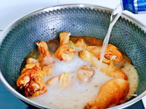 倒入啤酒，这个量1罐正好，盖上盖子烧开，小火炖15分钟。