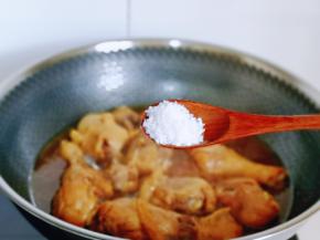 15分钟后按个人口味加入盐，再炖10分钟。