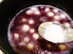 再次煮开后关火，加入白糖即可