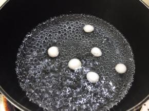 奶锅里加入清水，水烧开后放入小丸子