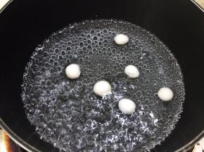 奶锅里加入清水，水烧开后放入小丸子