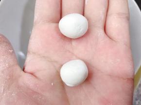 在分成小份搓成小丸子